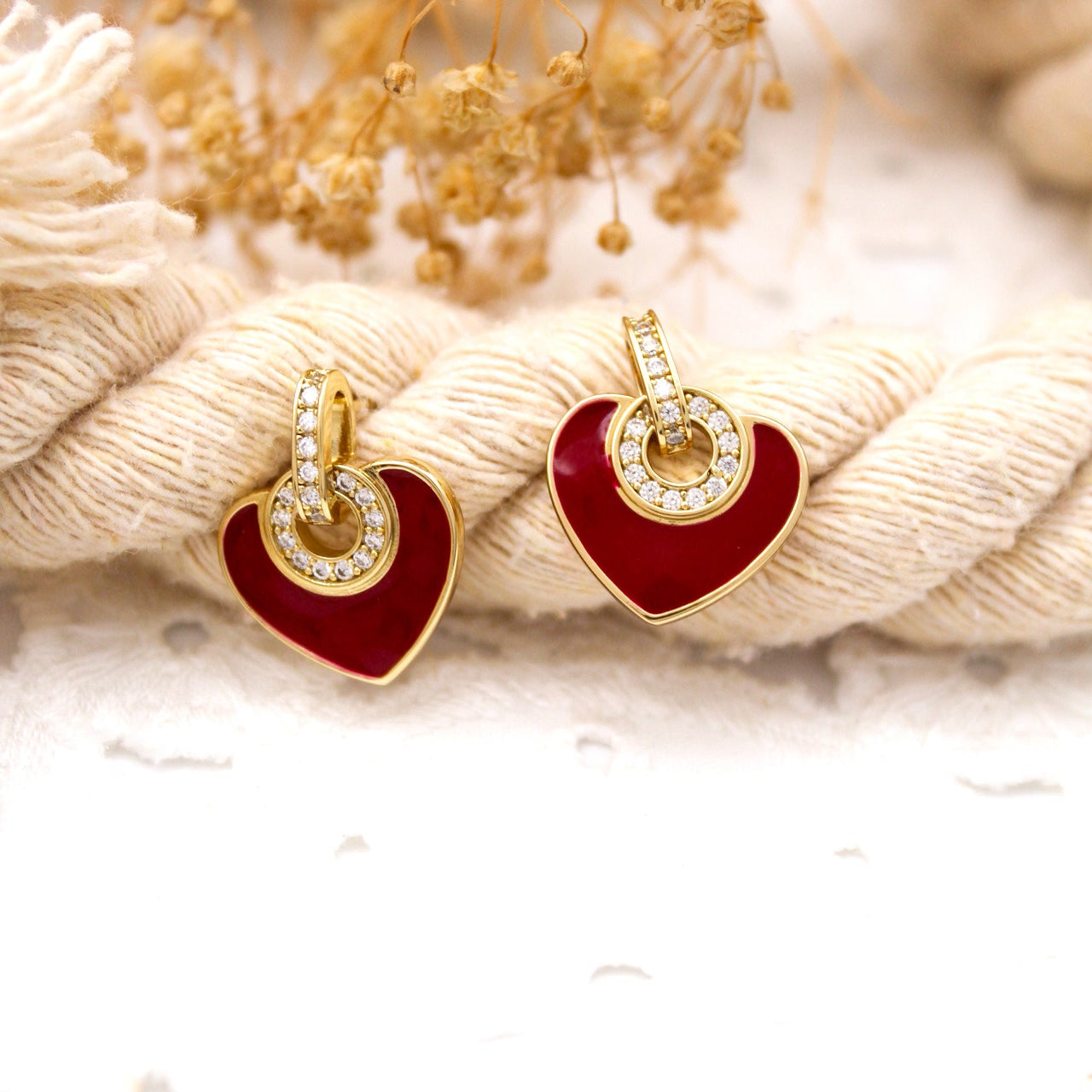 Aretes de Corazón Rojo Esmaltado