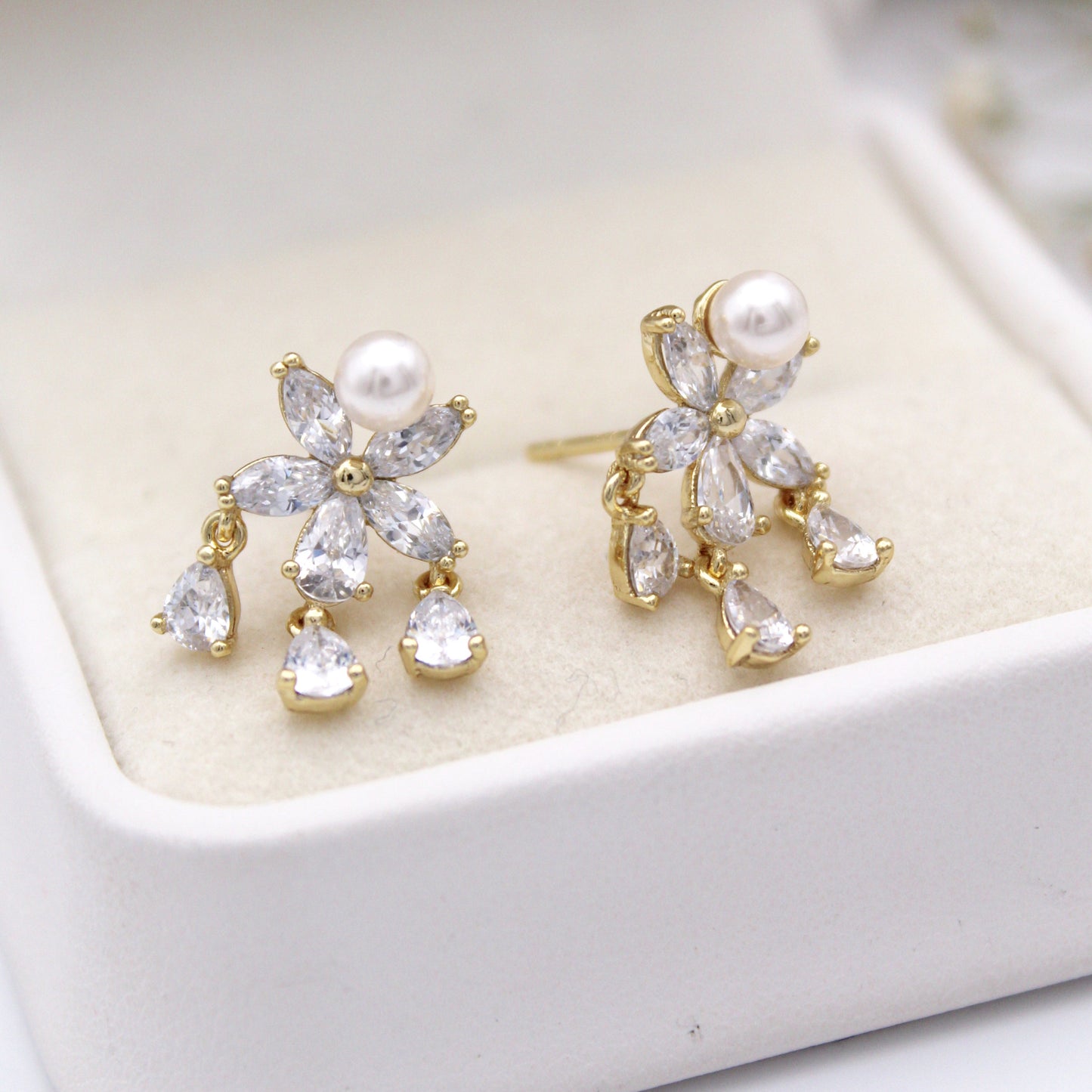 Ainize Stud Earrings