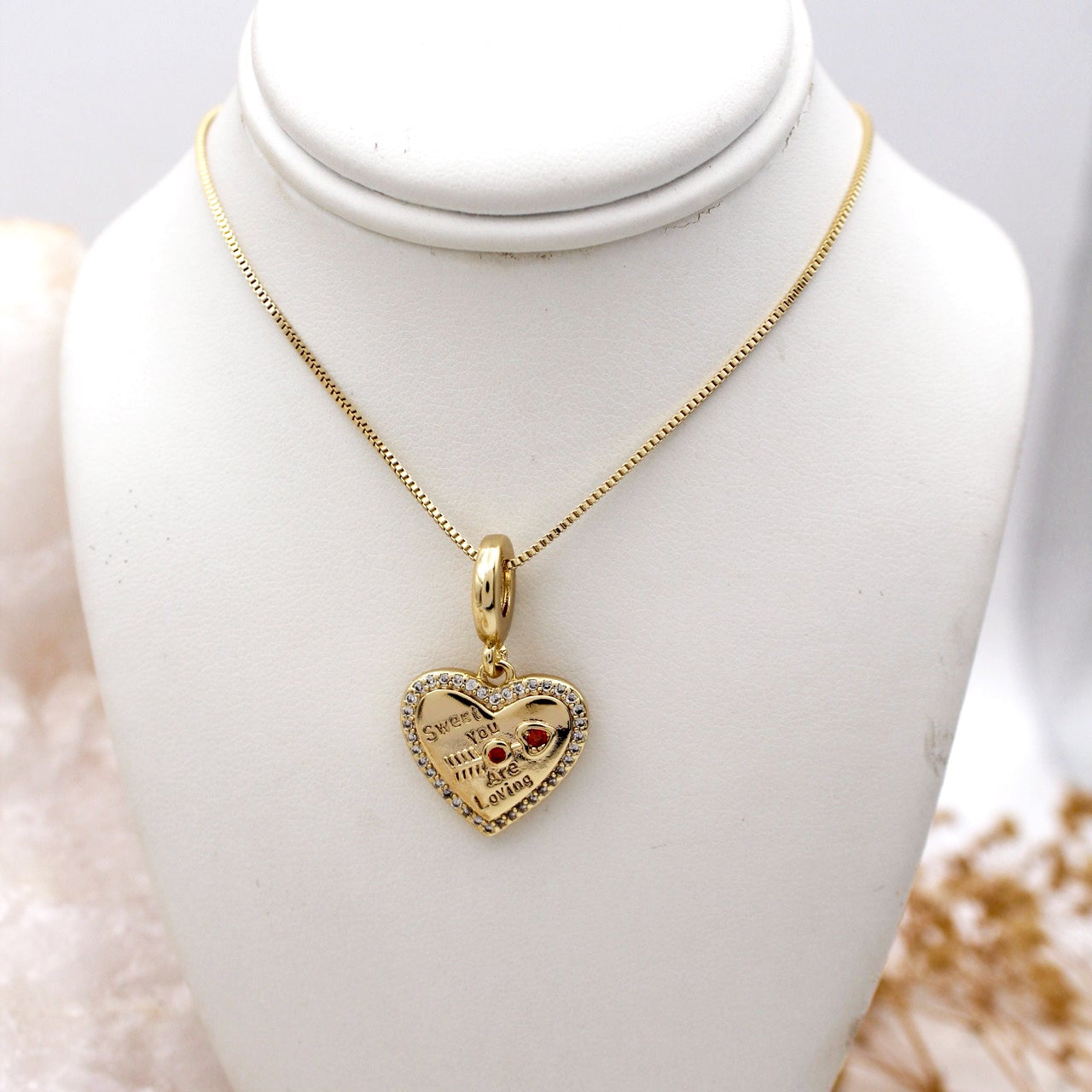Cadena love charm
